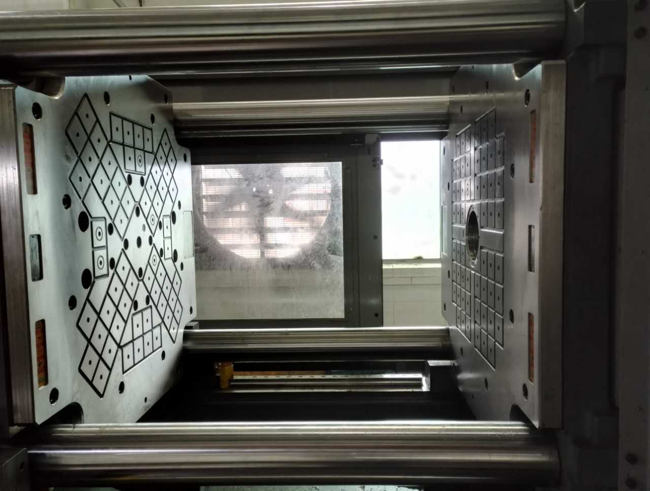 注塑機快速換模系統(tǒng)|千豪磁電 注塑機快速換模系統(tǒng)|千豪磁電