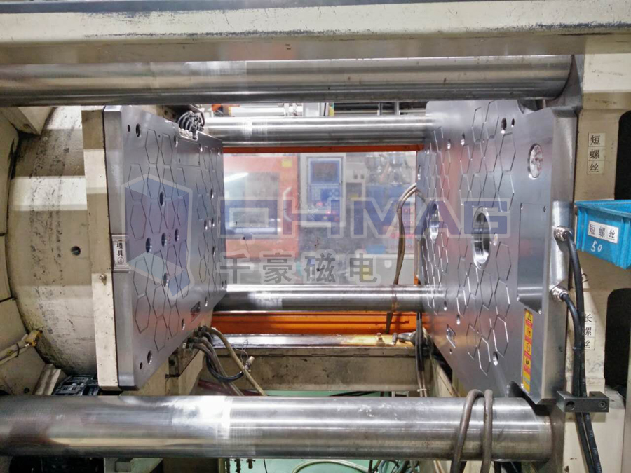 雙色注塑機磁力快速換模系統(tǒng) 雙色注塑機磁力快速換模系統(tǒng)