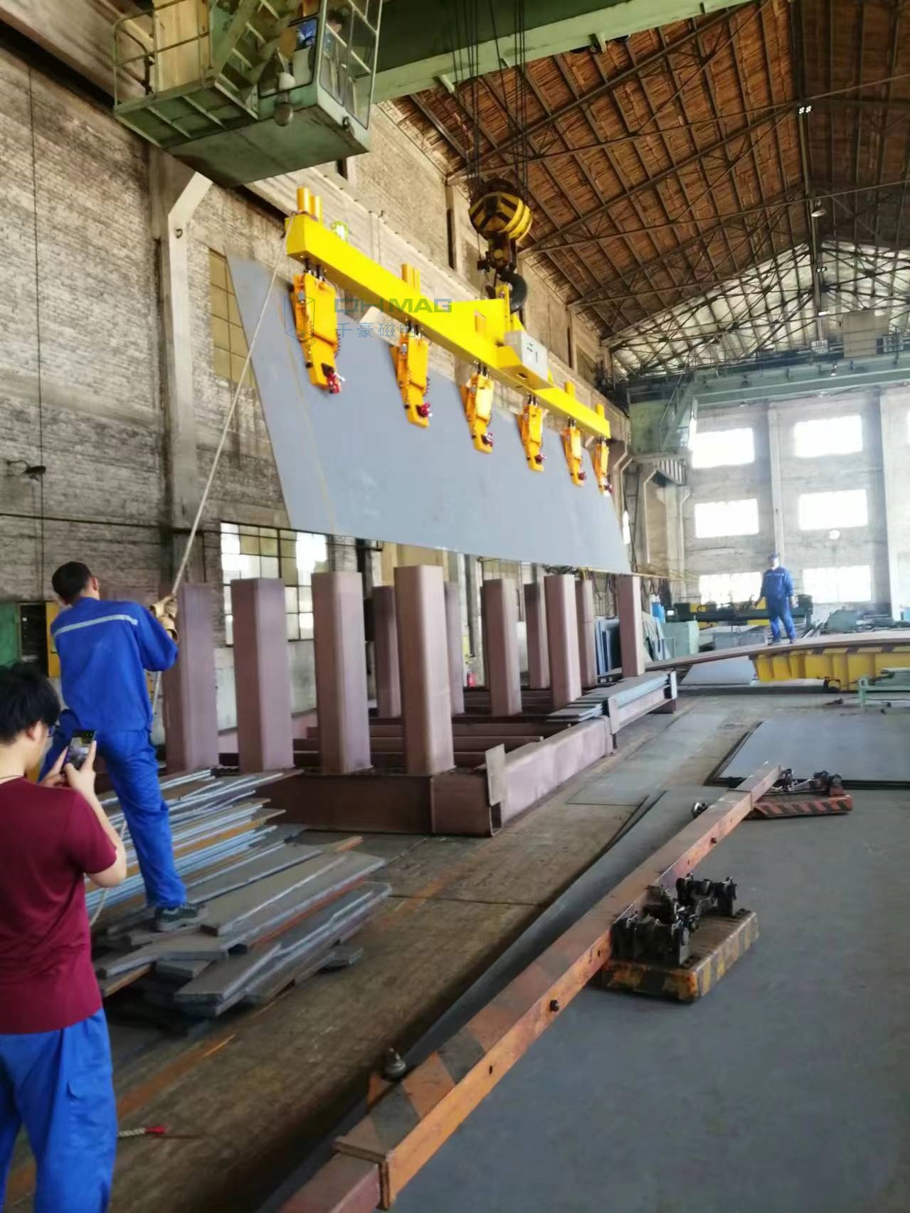豎著吊鋼板，側(cè)吊鋼板，千豪電永磁吊具