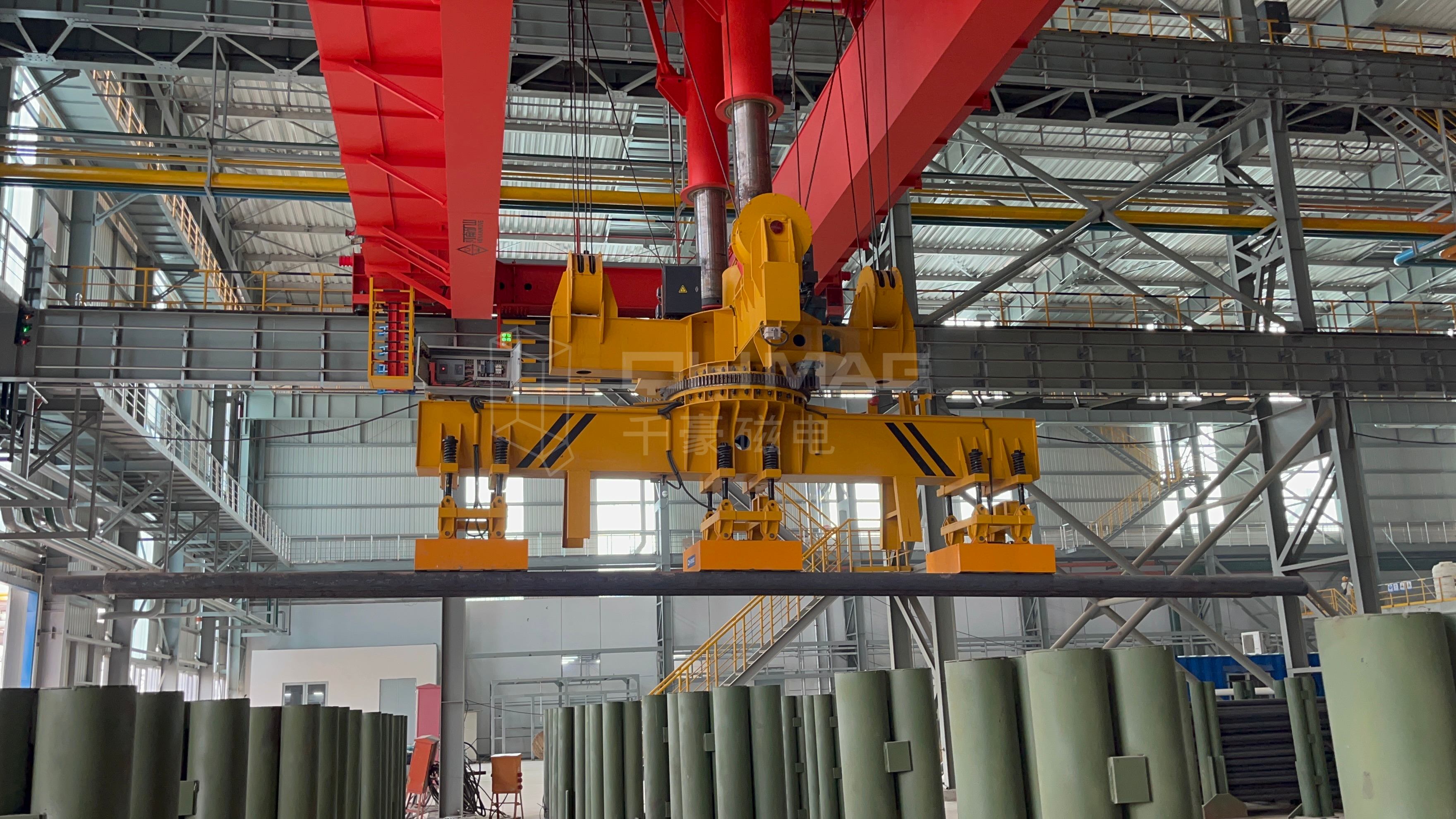 成排圓坯吊運，圓坯吊運，圓坯搬運，吊圓坯，圓坯怎么吊，電永磁吊具，成排鋼管吊運，一次吊一排圓坯，圓坯電永磁吊具，起重電永磁鐵，永磁起重器，起重電磁鐵，電磁吊，磁力吊，吊具，起重吊具，智能行車