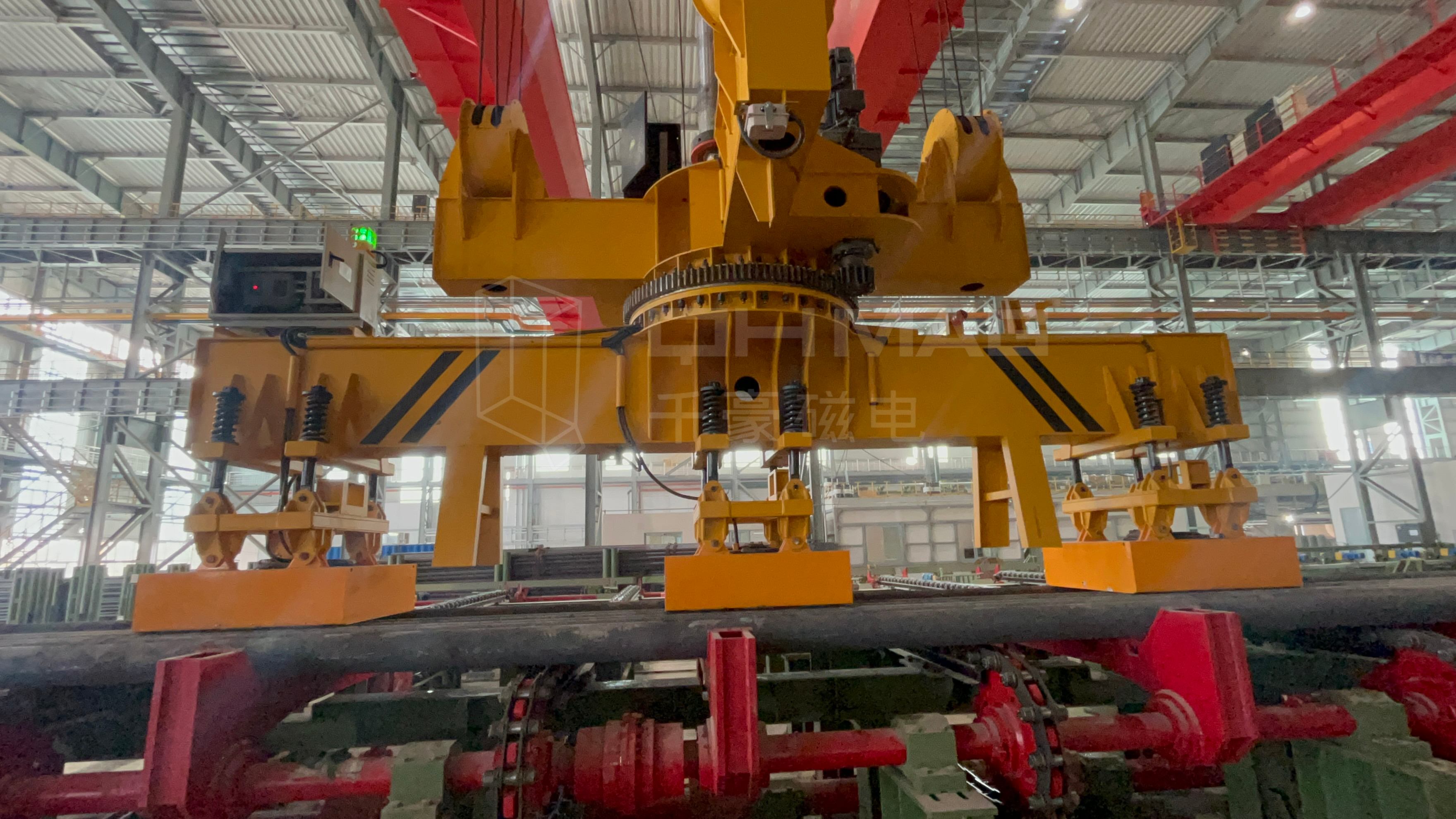 成排圓坯吊運，圓坯吊運，圓坯搬運，吊圓坯，圓坯怎么吊，電永磁吊具，成排鋼管吊運，一次吊一排圓坯，圓坯電永磁吊具，起重電永磁鐵，永磁起重器，起重電磁鐵，電磁吊，磁力吊，吊具，起重吊具，智能行車