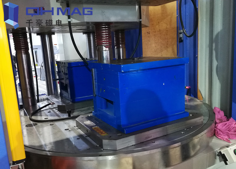 立式注塑機快速換模系統(tǒng)|千豪磁電 立式注塑機快速換模系統(tǒng)|千豪磁電